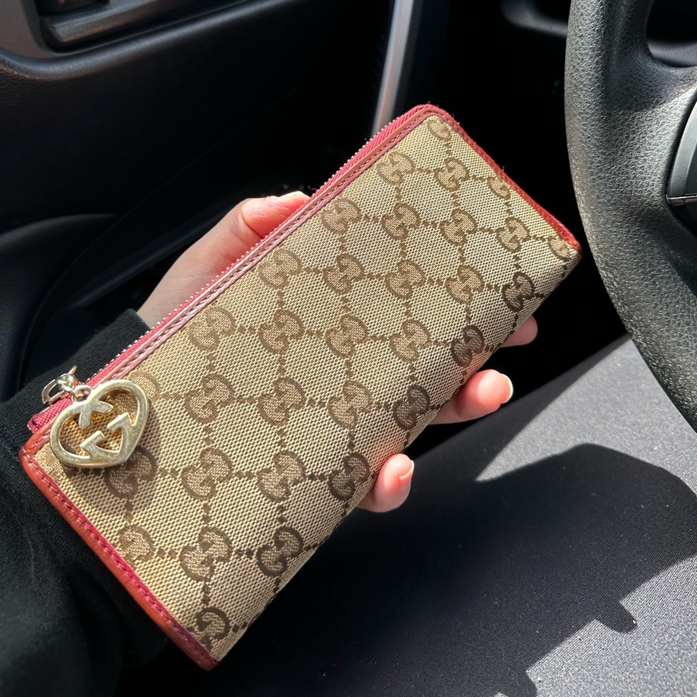 EUC Authentic Gucci Canvas quarter zip Wallet